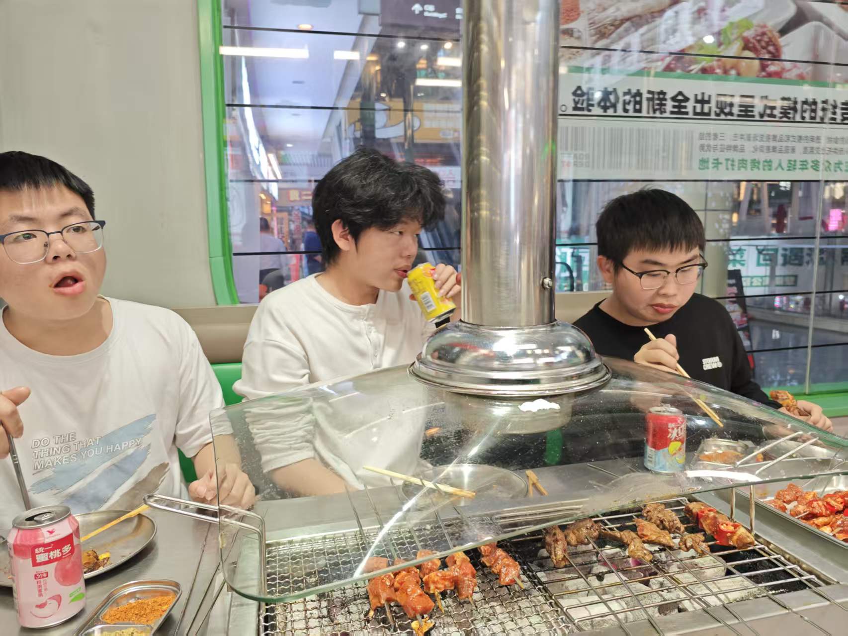 三人烧烤聚餐