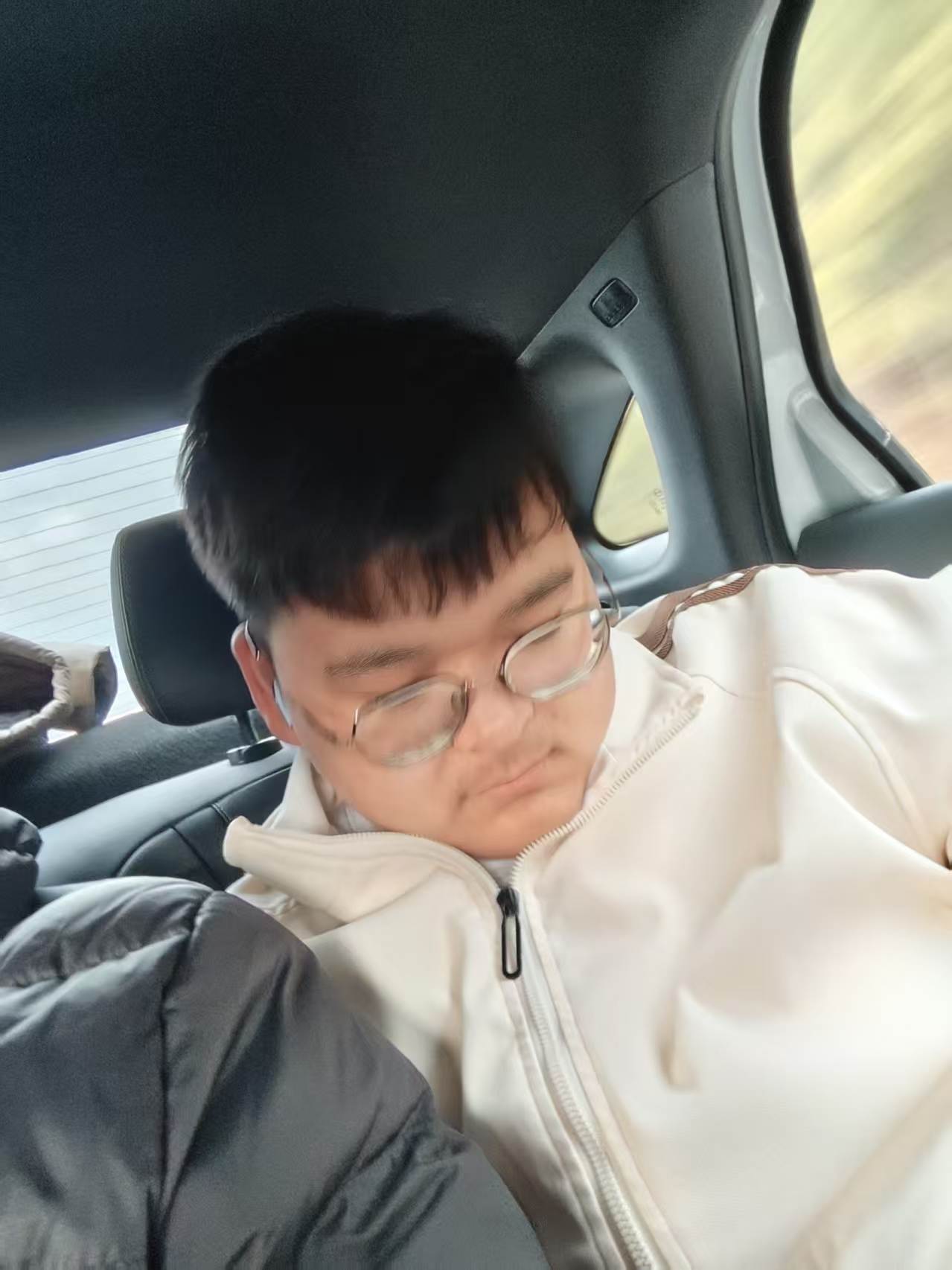 车内睡觉人像